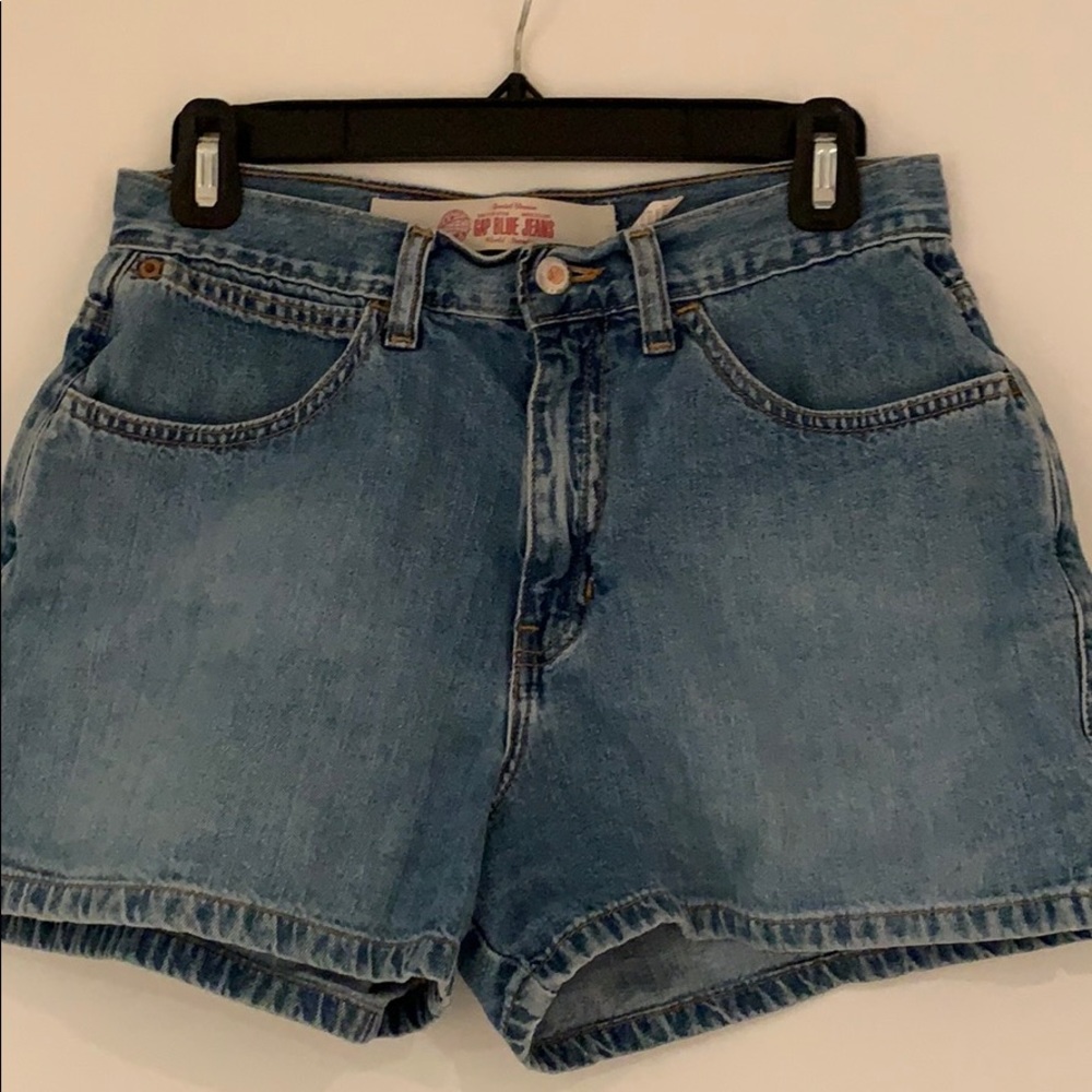 Gap shorts size 6. Top stitched in yellow. Short